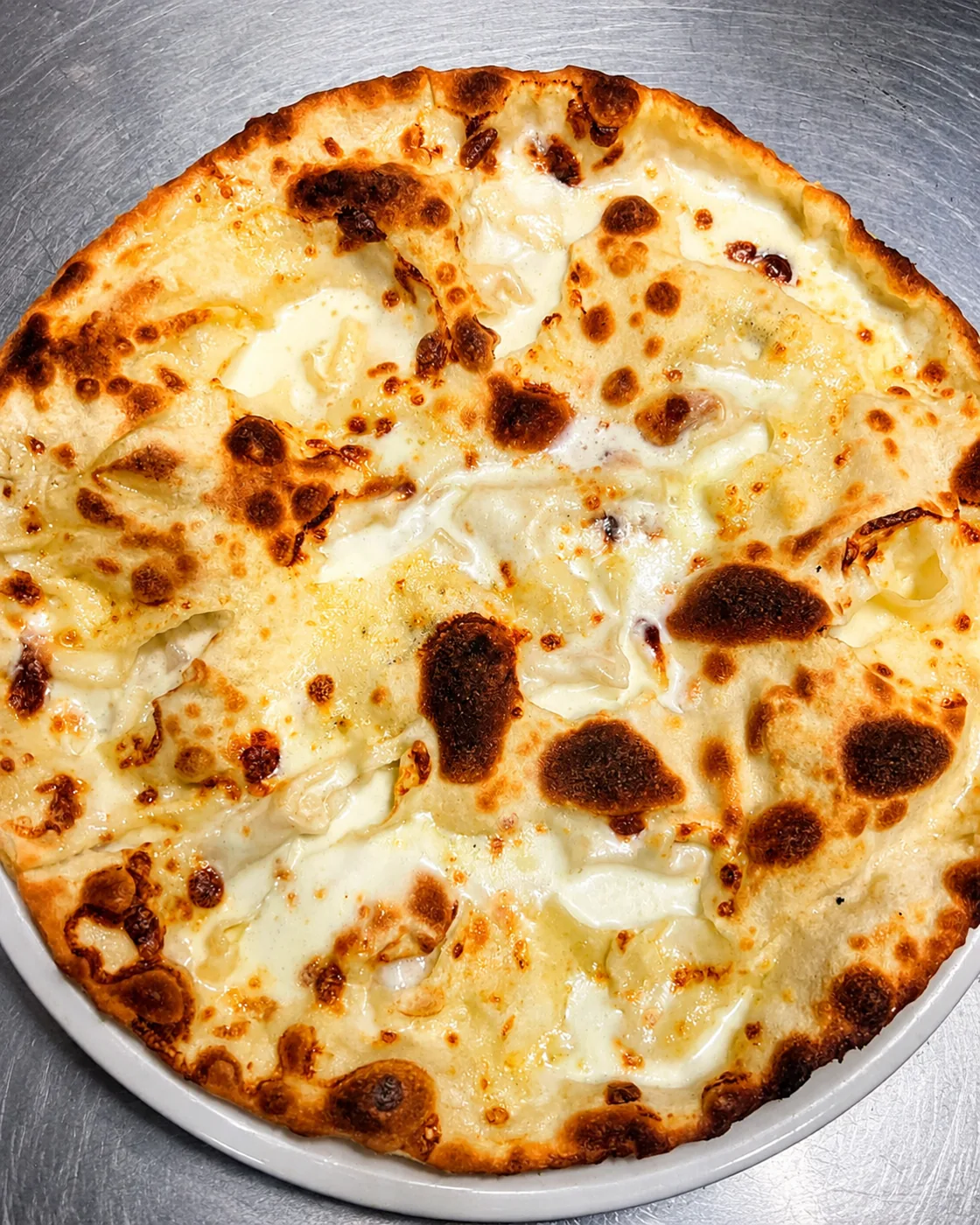 Pizza bianca ai formaggi di Pizzeria Cavaliere