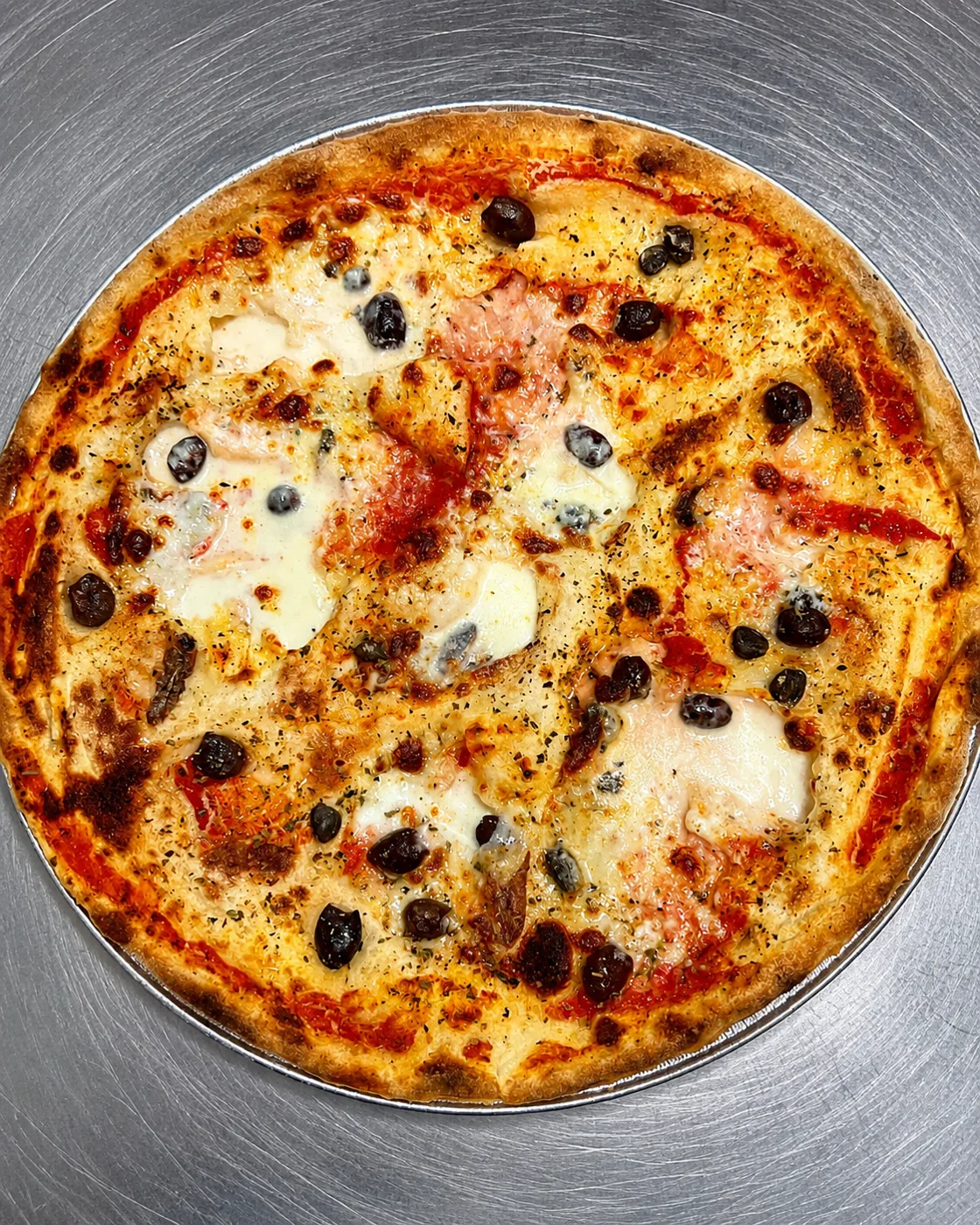 Pizza con olive e formaggi di Pizzeria Cavaliere