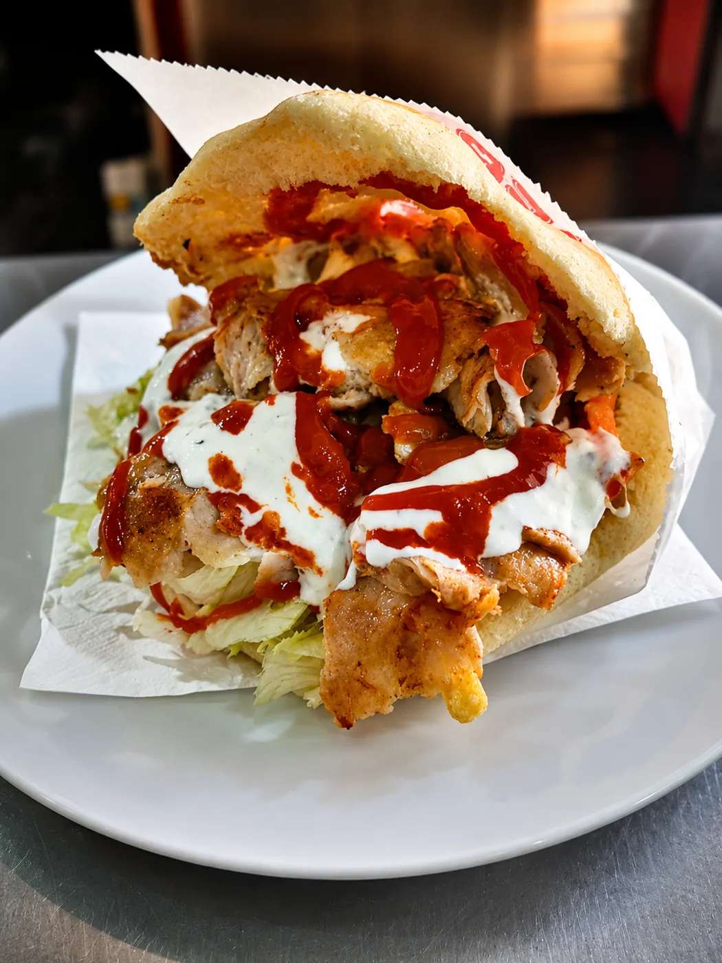 Panino kebab con pollo, insalata e salse di Pizzeria Cavaliere