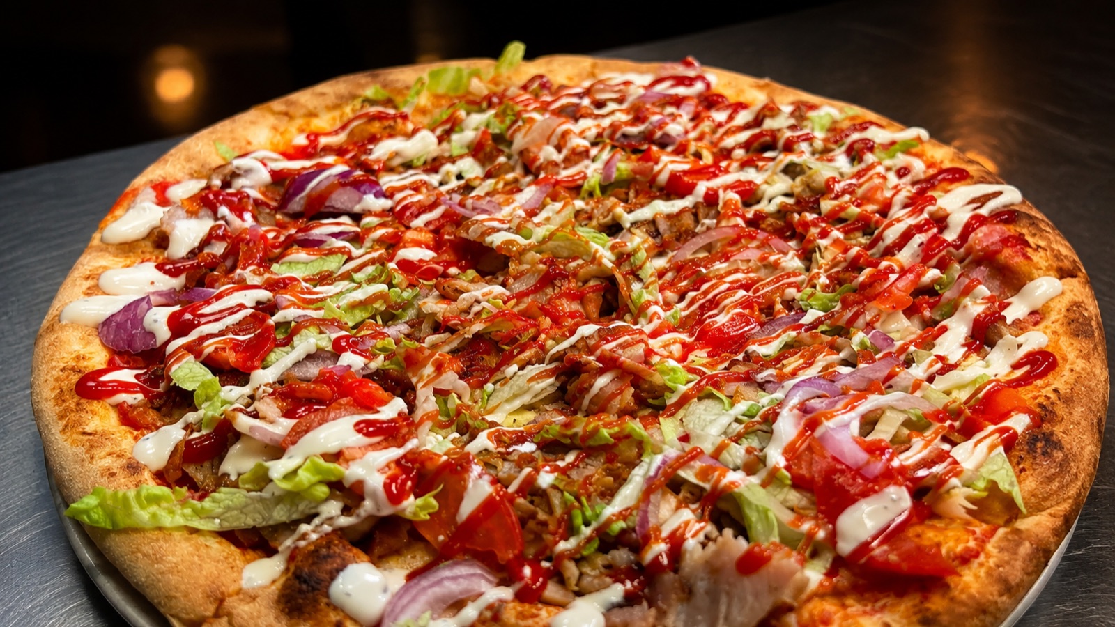 Pizza kebab con insalata, pomodoro, cipolla e salse di Pizzeria Cavaliere