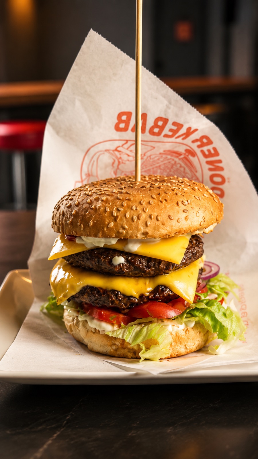 Doppio cheeseburger con formaggio, pomodoro e insalata di Pizzeria Cavaliere