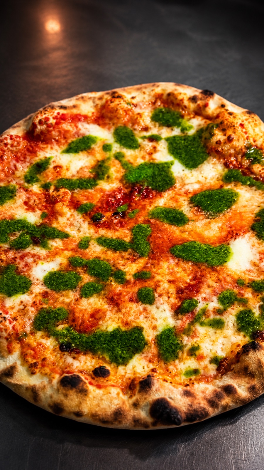 Pizza con mozzarella e pesto di Pizzeria Cavaliere
